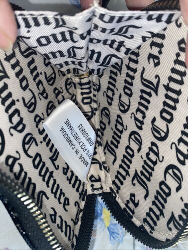 JUICY COUTURE ON THE BLOCK WORD ON THE STREET HEART WRISTLET WRISTLET COIN PURSE
