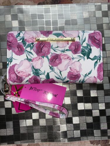 Betsey Johnson Zip Around Wristlet Wallet ROSEBUD PINK- WHITE Background NEW