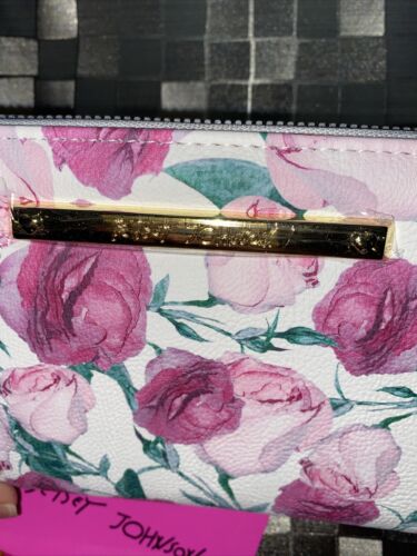 Betsey Johnson Zip Around Wristlet Wallet ROSEBUD PINK- WHITE Background NEW