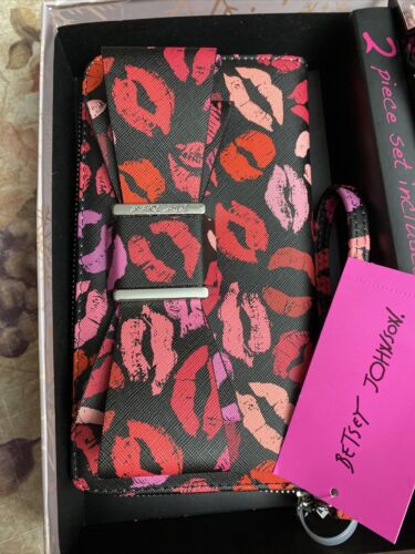 BETSEY JOHNSON 2 PIECE GIFT SET. PINK SCARF &  WALLET WITH LIPS & BOW NEW IN BOX