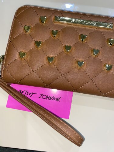 BETSEY JOHNSON Cognac ZIP AROUND CLUTCH WALLET WRISTLET BS800160 GOLD HEARTS NWT