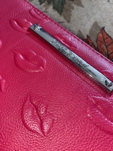 Betsey Johnson Zip Around Wristlet Wallet LIPS RED Embossed DESIGN NEW CUTE!