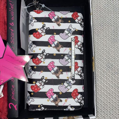 BETSEY JOHNSON 2 PIECE GIFT SET. PINK SCARF &  WALLET WITH LIPS & BOW NEW IN BOX