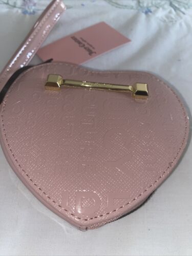 JUICY COUTURE ON THE BLOCK WORD ON THE STREET HEART WRISTLET WRISTLET COIN PURSE