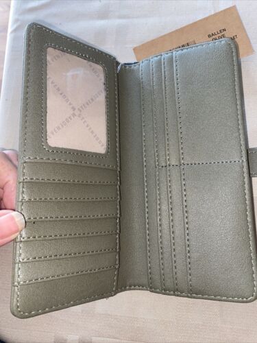 STEVE MADDEN Woman's Wallet Bifold BALLEN-G Soft Textured GREEN- BEAUTIFUL !!!