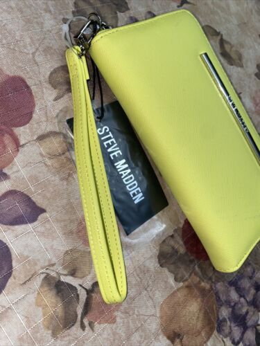 STEVE MADDEN WALLET WRISTLET YELLOW SMOOTH TEXTURE SILVER ZIPPER PRETTY!!NEW