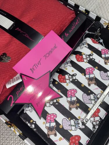 BETSEY JOHNSON 2 PIECE GIFT SET. PINK SCARF &  WALLET WITH LIPS & BOW NEW IN BOX