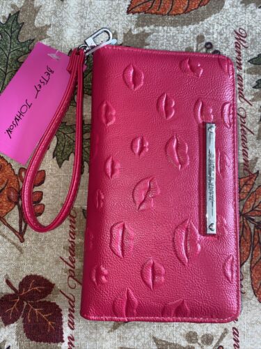 Betsey Johnson Zip Around Wristlet Wallet LIPS RED Embossed DESIGN NEW CUTE!