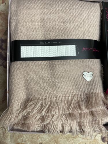 BETSEY JOHNSON 2 PIECE GIFT SET. PINK SCARF &  WALLET WITH LIPS & BOW NEW IN BOX
