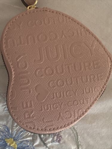 JUICY COUTURE ON THE BLOCK WORD ON THE STREET HEART WRISTLET WRISTLET COIN PURSE