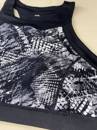 DKNY Donna Karan Printed Fitness Geometrical Design Sports Bra LARGE MSRP $48