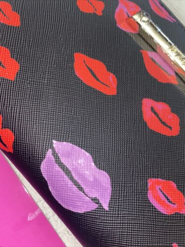 Betsey Johnson Zip Around Wristlet Wallet MOUTHS & LIPS BLACK Background NWT