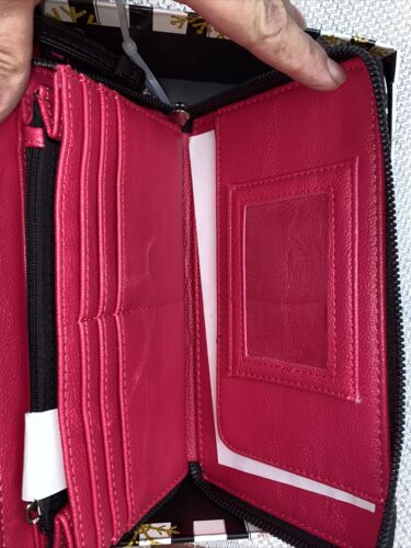 BETSEY JOHNSON 2 PIECE GIFT SET. PINK SCARF &  WALLET WITH LIPS & BOW NEW IN BOX