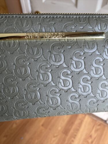 STEVE MADDEN WALLET WRISTLET SAGE STAMPED LOGO SM Zip Around STYLE!!!!