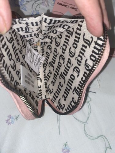 JUICY COUTURE ON THE BLOCK WORD ON THE STREET HEART WRISTLET WRISTLET COIN PURSE