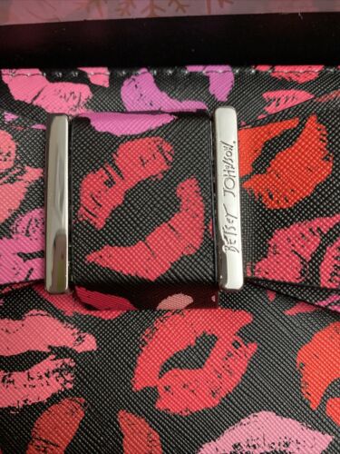 BETSEY JOHNSON 2 PIECE GIFT SET. PINK SCARF &  WALLET WITH LIPS & BOW NEW IN BOX