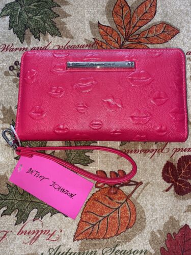 Betsey Johnson Zip Around Wristlet Wallet LIPS RED Embossed DESIGN NEW CUTE!