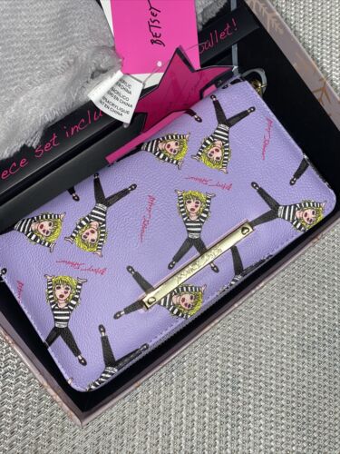 BETSEY JOHNSON 2 PIECE GIFT SET. PINK SCARF &  WALLET WITH LIPS & BOW NEW IN BOX