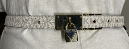 MICHAEL KOR BELT REVERSIBLE LUGGAGE/VANILLA MK LOGO GOLD PADLOCK BUCKLE SKINNY