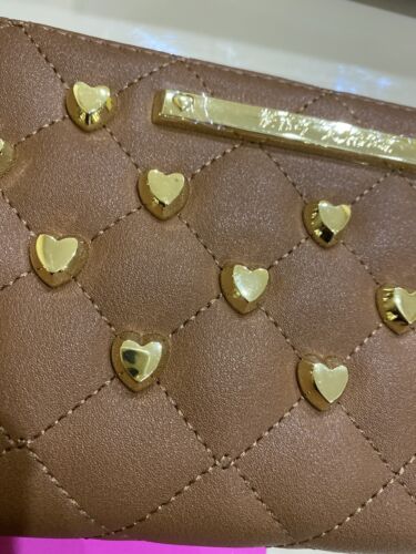BETSEY JOHNSON Cognac ZIP AROUND CLUTCH WALLET WRISTLET BS800160 GOLD HEARTS NWT