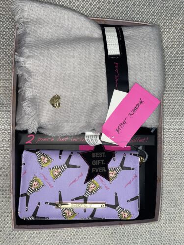 BETSEY JOHNSON 2 PIECE GIFT SET. PINK SCARF &  WALLET WITH LIPS & BOW NEW IN BOX
