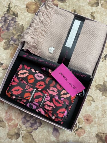 BETSEY JOHNSON 2 PIECE GIFT SET. PINK SCARF &  WALLET WITH LIPS & BOW NEW IN BOX