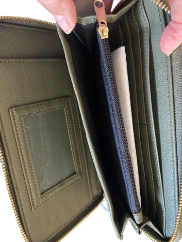 Betsey Johnson Zip Around Wristlet Wallet SKULLS~Military Green~HALLOWEEN~UNIQUE