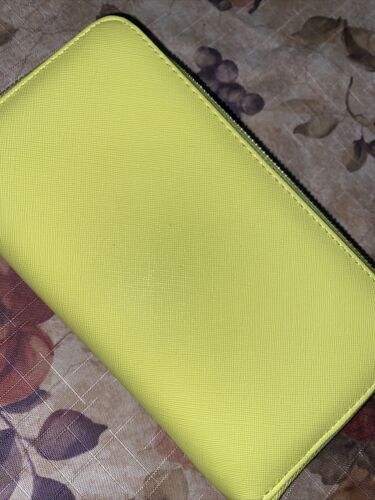 STEVE MADDEN WALLET WRISTLET YELLOW SMOOTH TEXTURE SILVER ZIPPER PRETTY!!NEW