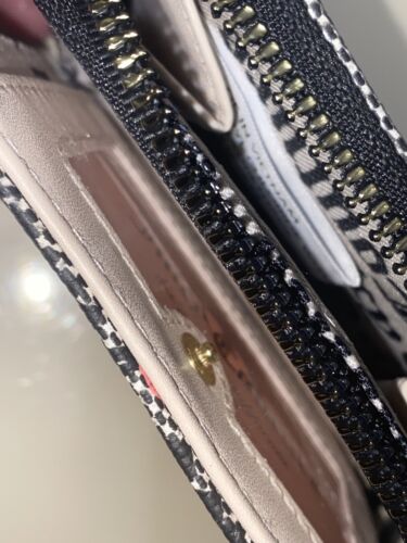 JUICY COUTURE  BLACK OUR LIPS ARE SEALED COIN PURSE ZIP AROUND WALLET UNIQUE!!