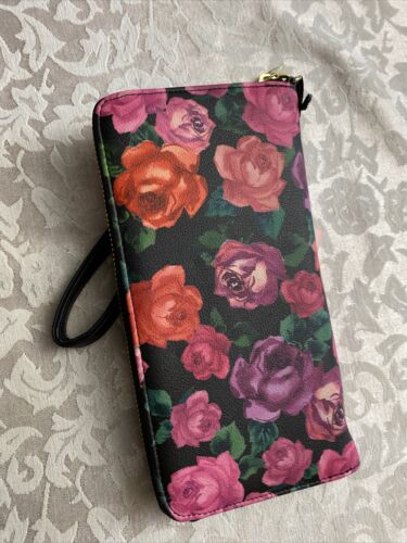 JUICY COUTURE Wallet- Wristlet Zip Around Black-Rose Print  Single Zip Large New
