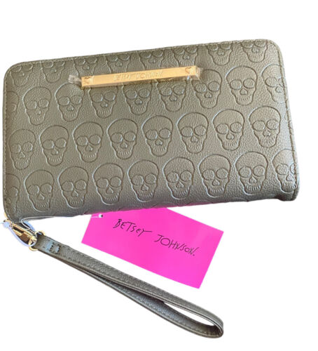 Betsey Johnson Zip Around Wristlet Wallet SKULLS~Military Green~HALLOWEEN~UNIQUE