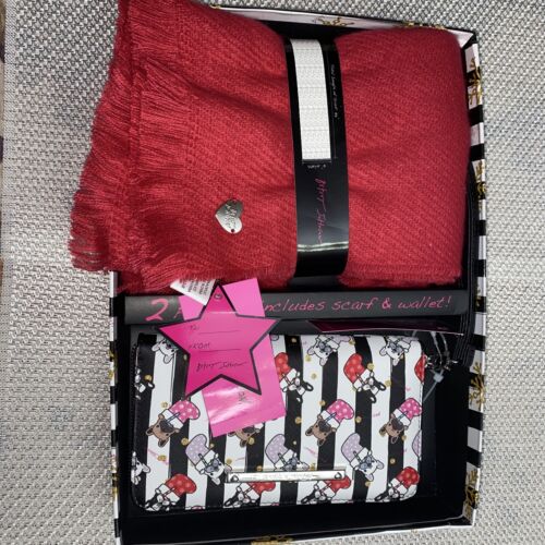 BETSEY JOHNSON 2 PIECE GIFT SET. PINK SCARF &  WALLET WITH LIPS & BOW NEW IN BOX