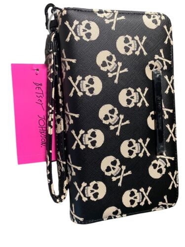 Betsey Johnson Zip Around Wristlet Wallet SKULLS~ Black ~HALLOWEEN~ UNIQUE!