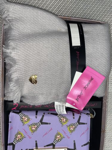 BETSEY JOHNSON 2 PIECE GIFT SET. PINK SCARF &  WALLET WITH LIPS & BOW NEW IN BOX