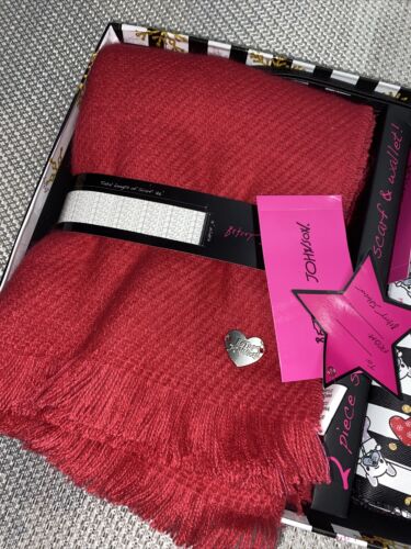 BETSEY JOHNSON 2 PIECE GIFT SET. PINK SCARF &  WALLET WITH LIPS & BOW NEW IN BOX