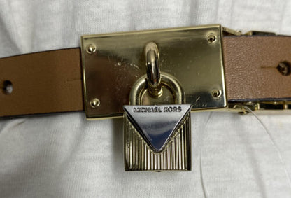 MICHAEL KOR BELT REVERSIBLE LUGGAGE/VANILLA MK LOGO GOLD PADLOCK BUCKLE SKINNY