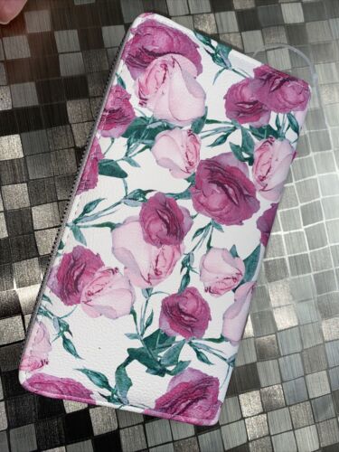 Betsey Johnson Zip Around Wristlet Wallet ROSEBUD PINK- WHITE Background NEW