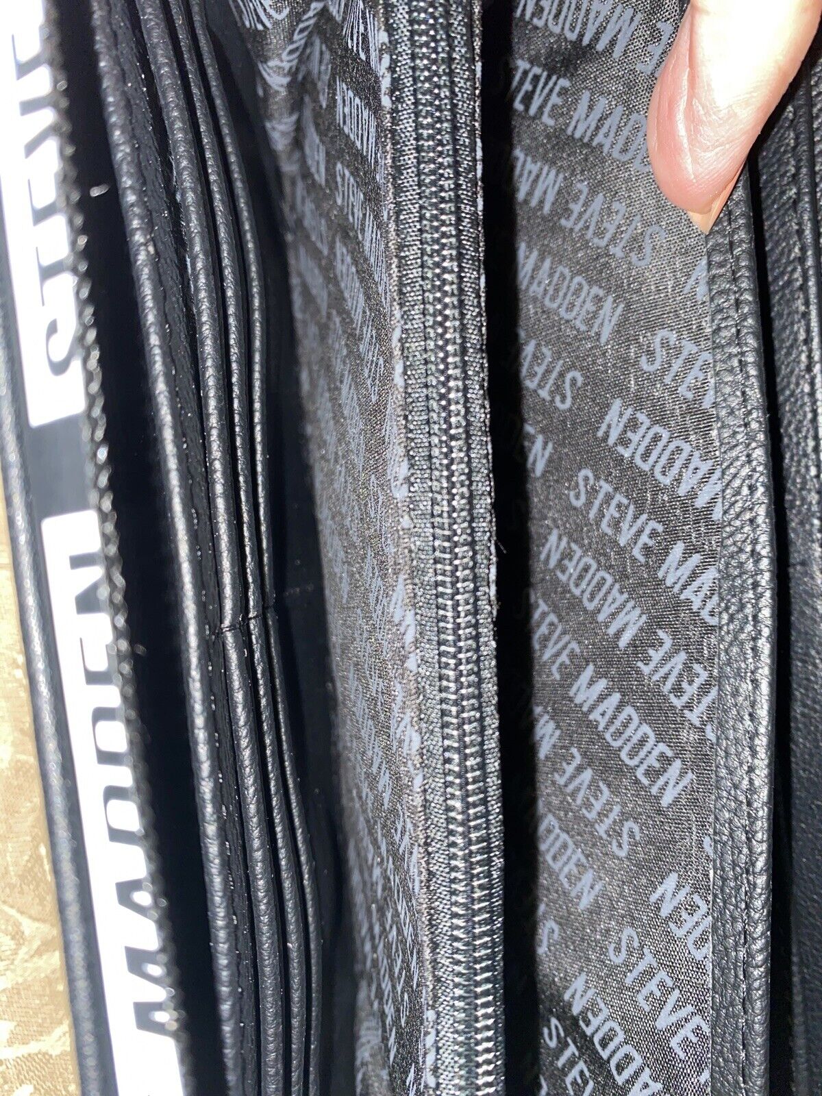 STEVE MADDEN WALLET WRISTLET BLACK WRAP AROUND LOGO SMOOTH TEXTURED